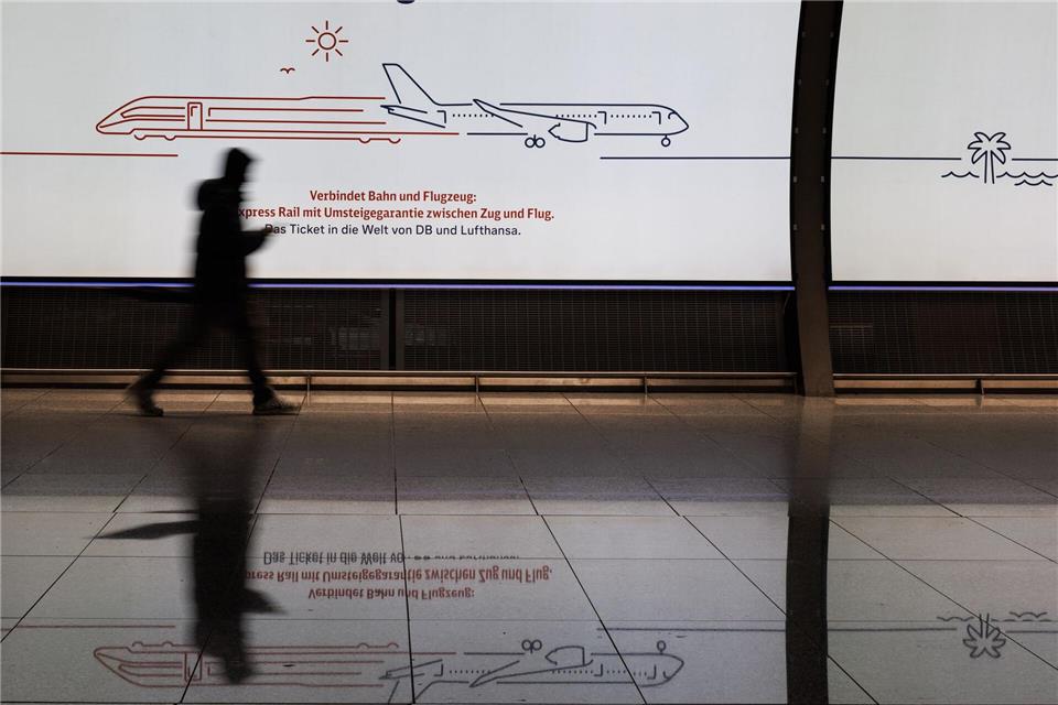 Lufthansa schickt Passagiere wegen des Crew-Streiks auf die Bahn.Hannes P. Albert/dpa