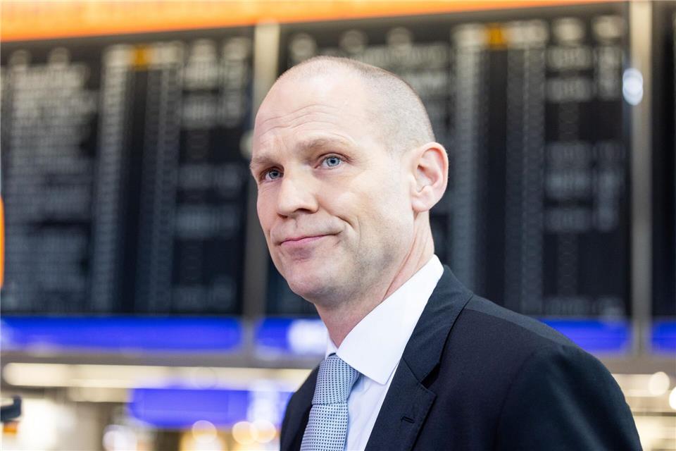 Lufthansa sucht arbeitswillige Crews, um den Streik abzumildern. Lando Hass/dpa