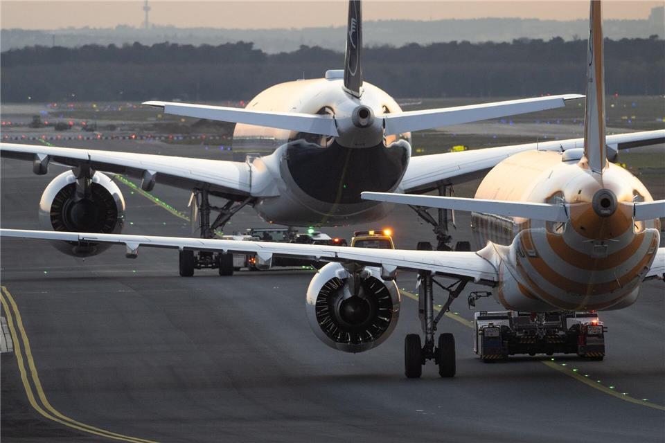 Lufthansa und Condor konkurrieren am Frankfurter Flughafen. (Archivbild)Boris Roessler/dpa