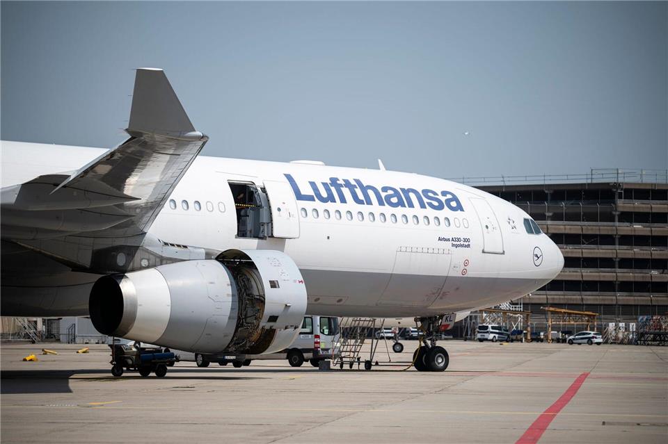 Lufthansa verbucht im zweiten Quartal infolge der stark gestiegenen Kerosinpreise einen herben Gewinneinbruch. Hannes P. Albert/dpa