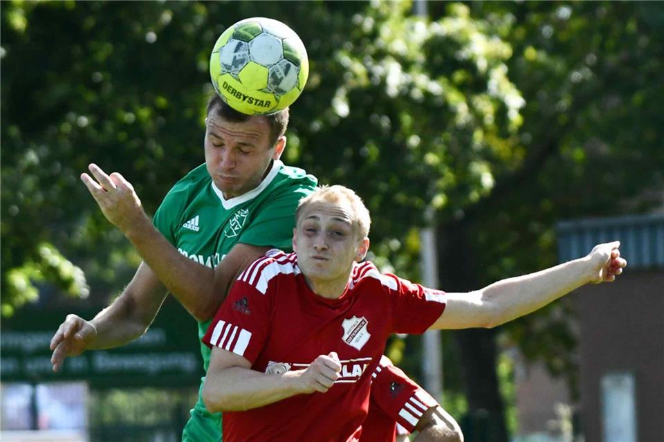 Lufthoheit: Christoph Platzek spielte einen Innenverteidiger mit Übersicht, brachte Wucht bei Kopfballen in den Strafraum Westfalia Osterwicks (hier gegen Nils Borgert) und erzielte das 1:0 auf Eckstoß des allgegenwärtigen Kapitäns David Steinkamp. 