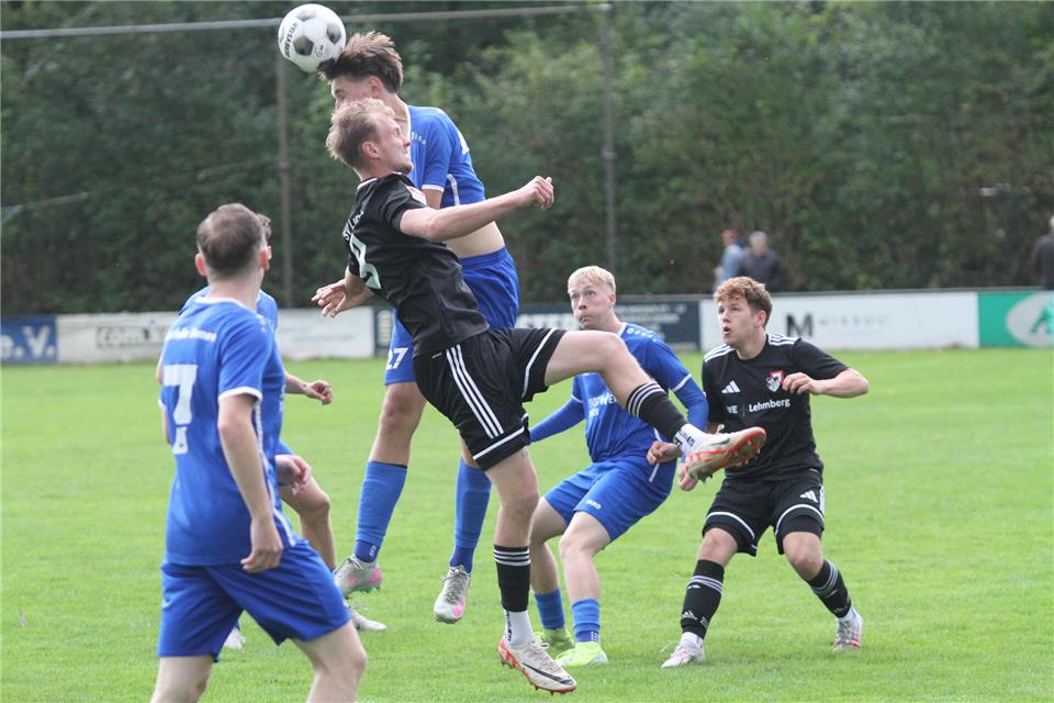 Lufthoheit: In diesem Kopfballduell zwischen Jan-Frederik Büning (hinten) und Julian Brun setzt sich der Gemener durch. 