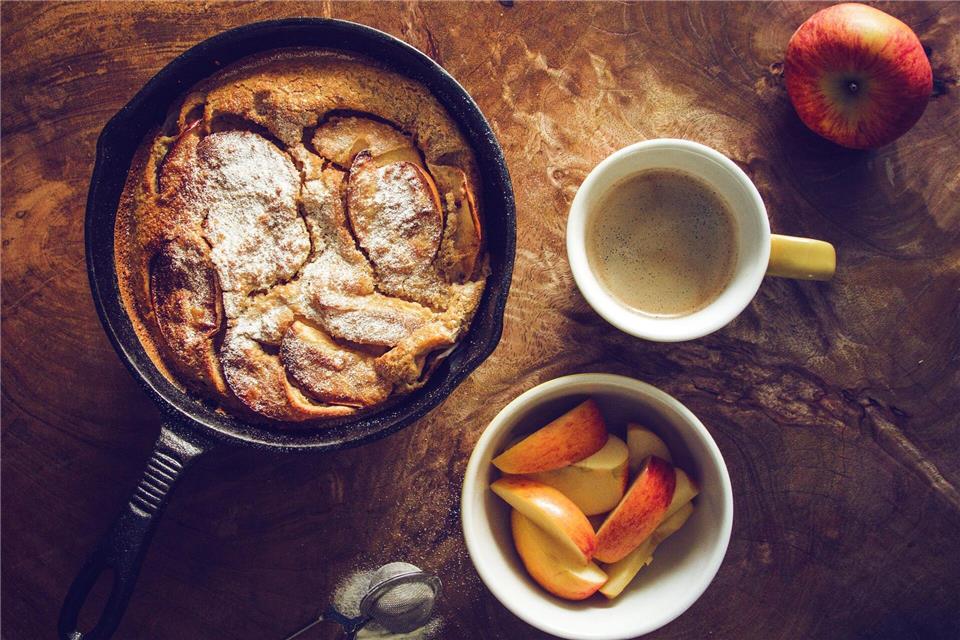 Luftige Leckerei aus dem Backofen: Für den Pancake wird der Teig über die Apfelscheiben gegossen und in der Röhre gebacken. Mehr Süße ist nicht drin, kann aber später durch Ahornsirup oder Puderzucker ergänzt werden.Aileen Kapitza/minzgruen.com/dpa-tmn