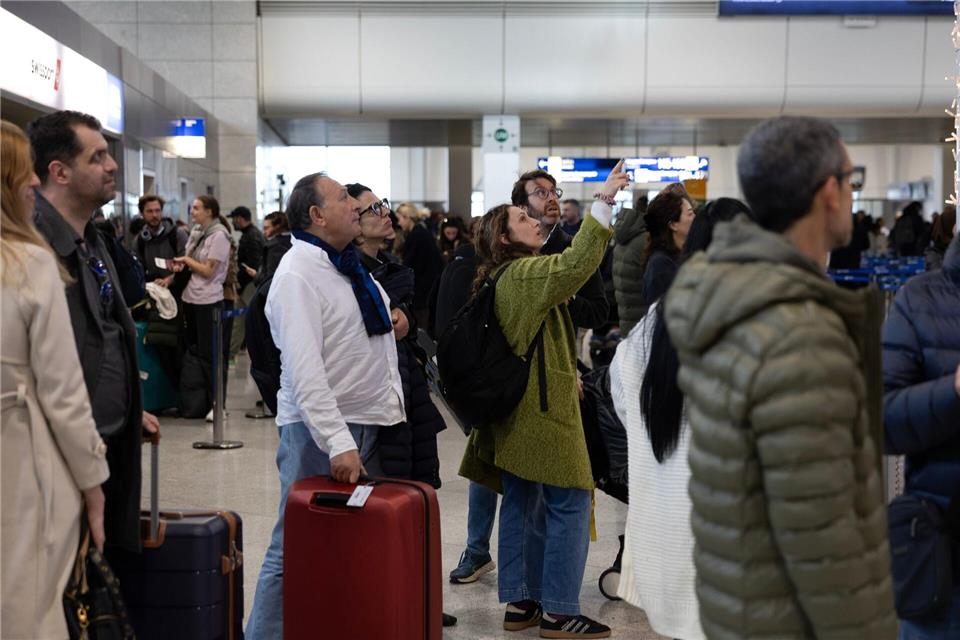 Luftraum geschlossen: Strapazen für die Fluggäste am Athener Flughafen.Yorgos Karahalis/AP/dpa