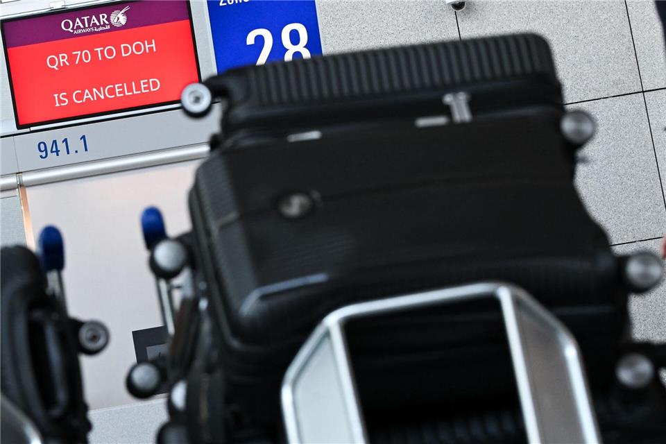 Luftraumsperrungen sorgen für Verspätungen und Flugausfälle: Viele Reisende sitzen fest oder müssen ihre Pläne ändern.Florian Wiegand/dpa