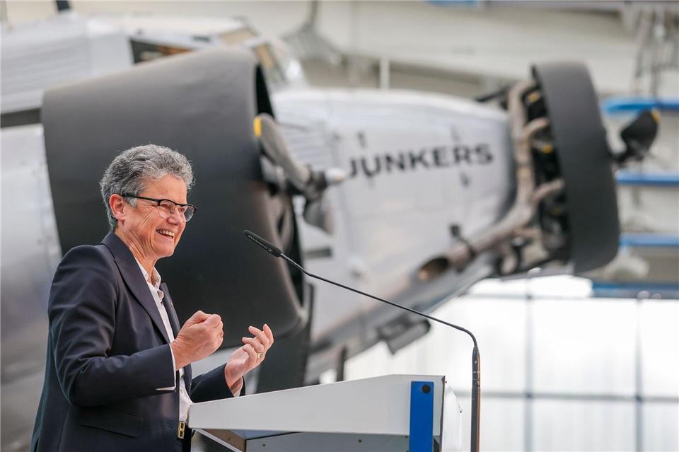 Luftverkehr müsse für alle erschwinglich sein, mahnt Sachsen-Anhalts Verkehrsministerin Lydia Hüskens (FDP).Jan Woitas/dpa