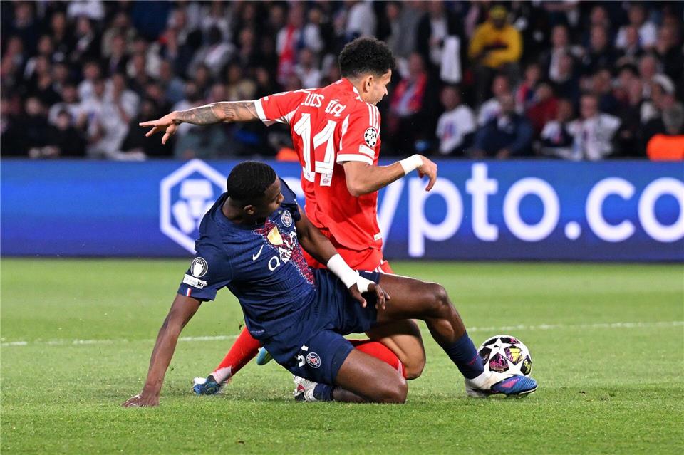 Luis Díaz holt gegen Willian Pacho einen Strafstoß für Bayern heraus.Federico Gambarini/dpa