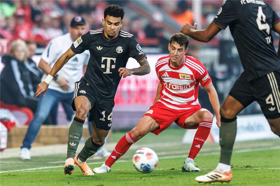Luis Díaz (l.) zeigte beim Ausgleich zum 1:1 seine ganze Klasse.Andreas Gora/dpa