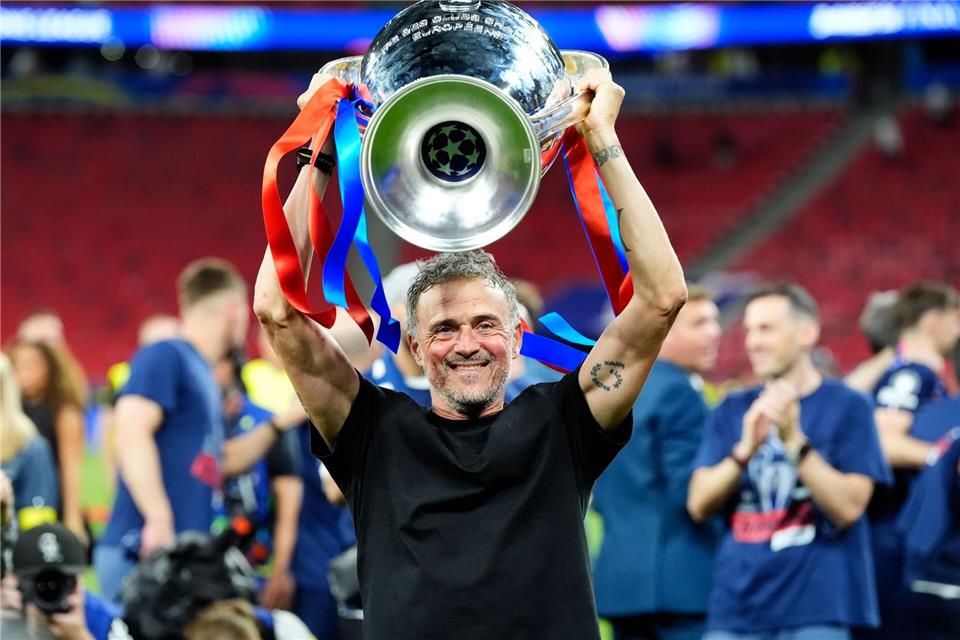 Luis Enrique wollte den Henkelpott gar nicht mehr hergeben. Nick Potts/PA Wire/dpa