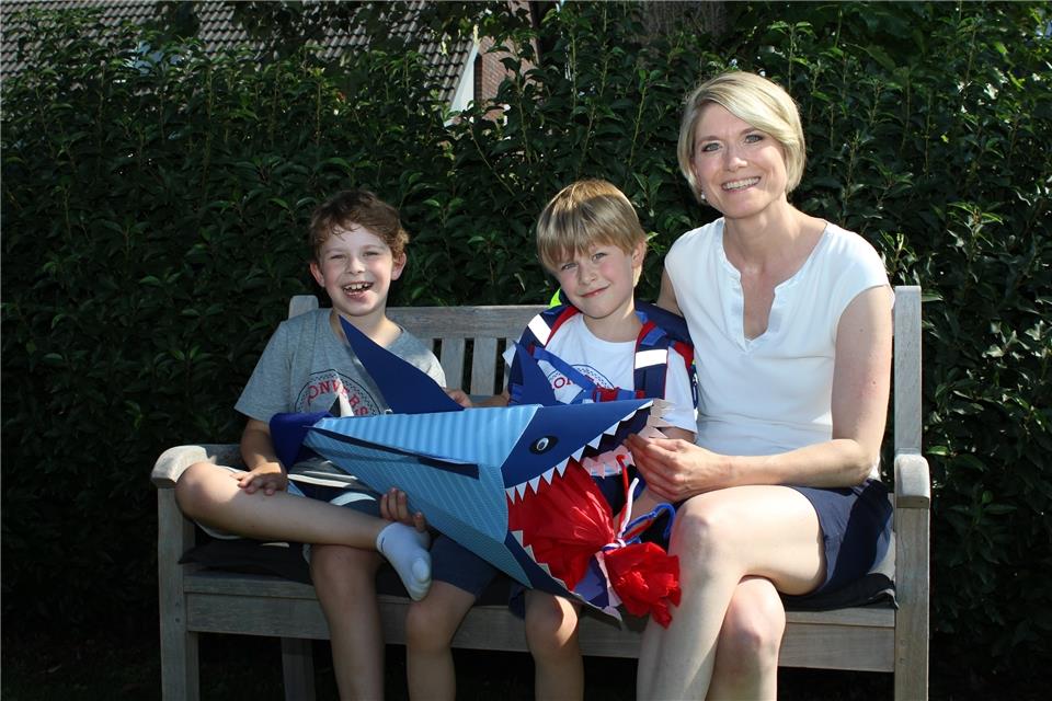 Luis (Mitte) freut sich auf den ersten Schultag. Mutter Eva-Maria Mohnfelder wird dabei sein. Bruder Max besucht die dritte Klasse.