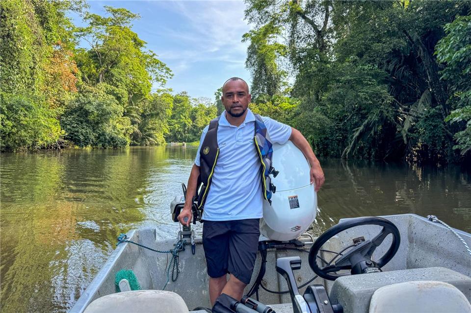 Luis Tuit: Mit dem Boot führt der Guide seine Gäste durch den Dschungel. Steven Hille/dpa-tmn