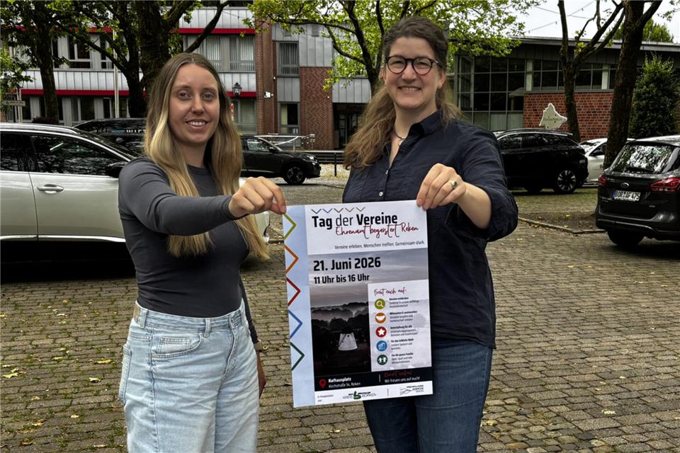 Luisa Baufeld (links) und Dinah Spring von der Freiwilligenagentur laden mit den Vereinen zum Tag der Vereine auf dem Rathausplatz ein.
