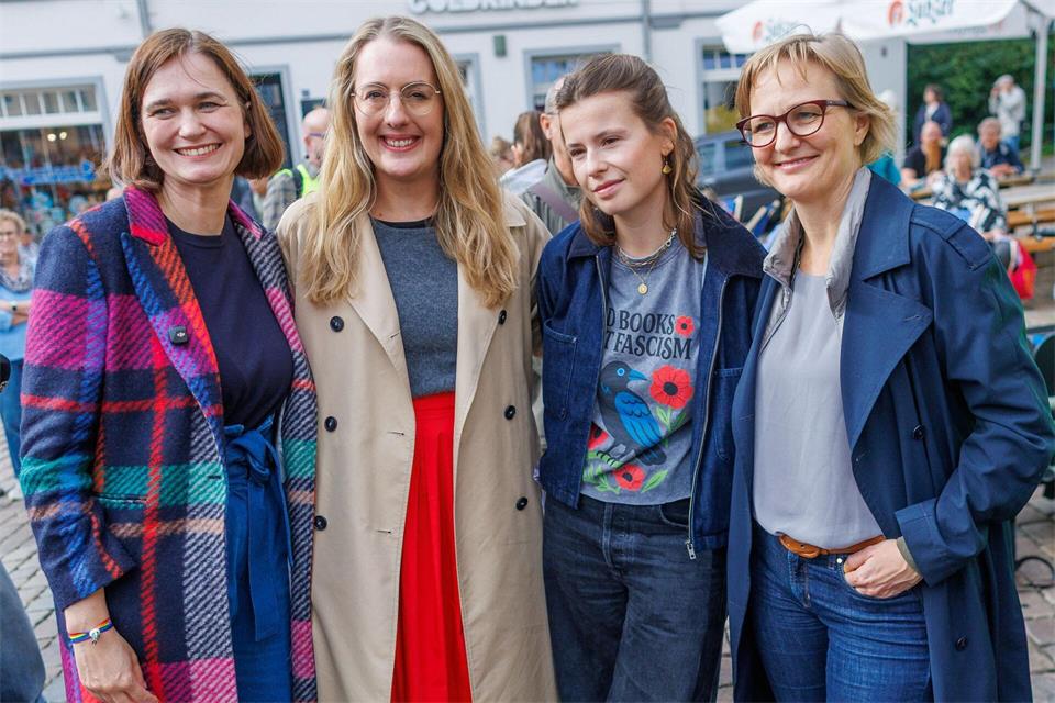 Luisa Neubauer (2. v. r.) neben den Grünen Politikerinnen Claudia Müller, Katharina Dröge und Franziska Brantner.Jens Büttner/dpa