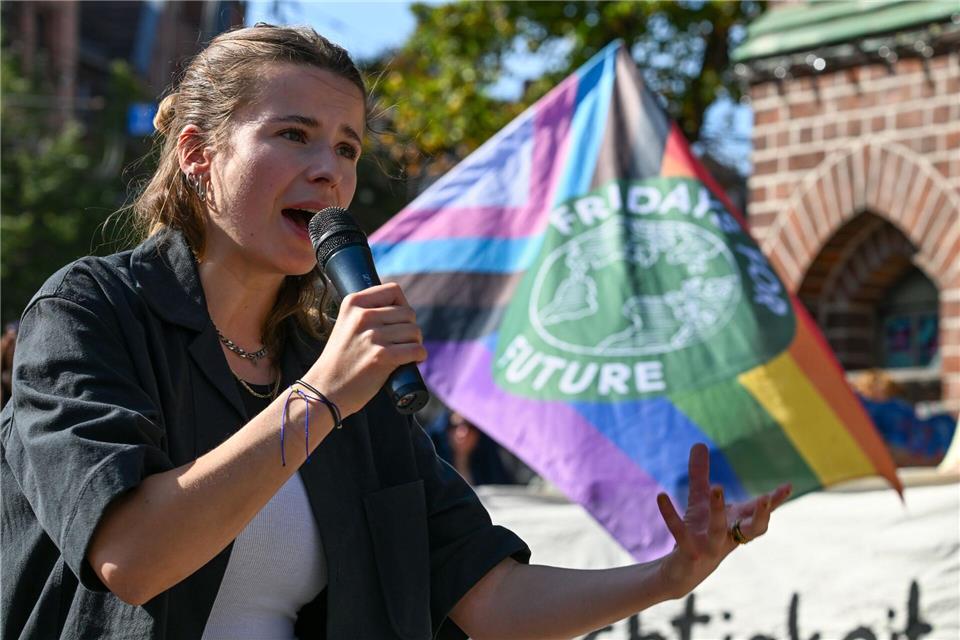 Bilder des Tages Luisa Neubauer spricht beim bundesweiten Klimastreik in PotsdamSoeren Stache/dpa