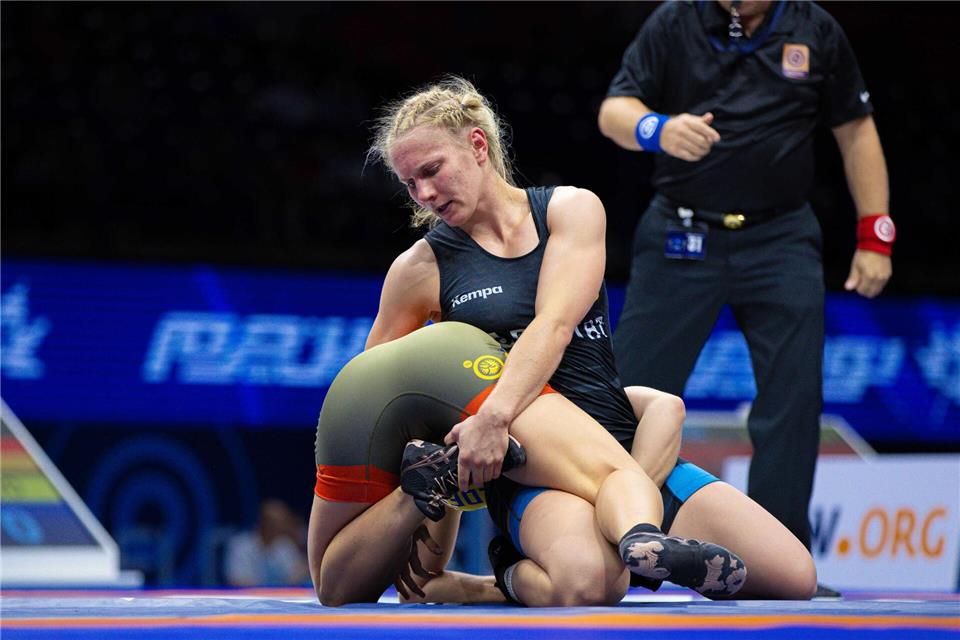 Luisa Niemesch (r.) gewann in Bratislava bereits ihre vierte EM-Medaille.Kadir Caliskan/United World Wrestling/dpa