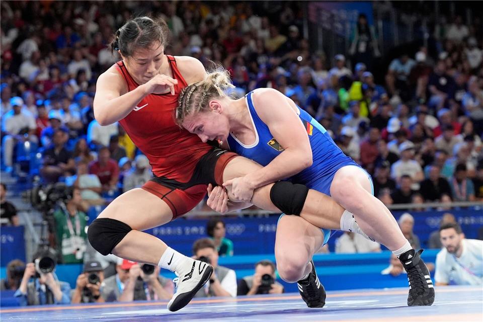 Luisa Niemesch (r.) gewann in Bratislava bereits ihre vierte EM-Medaille.Eugene Hoshiko/AP/dpa