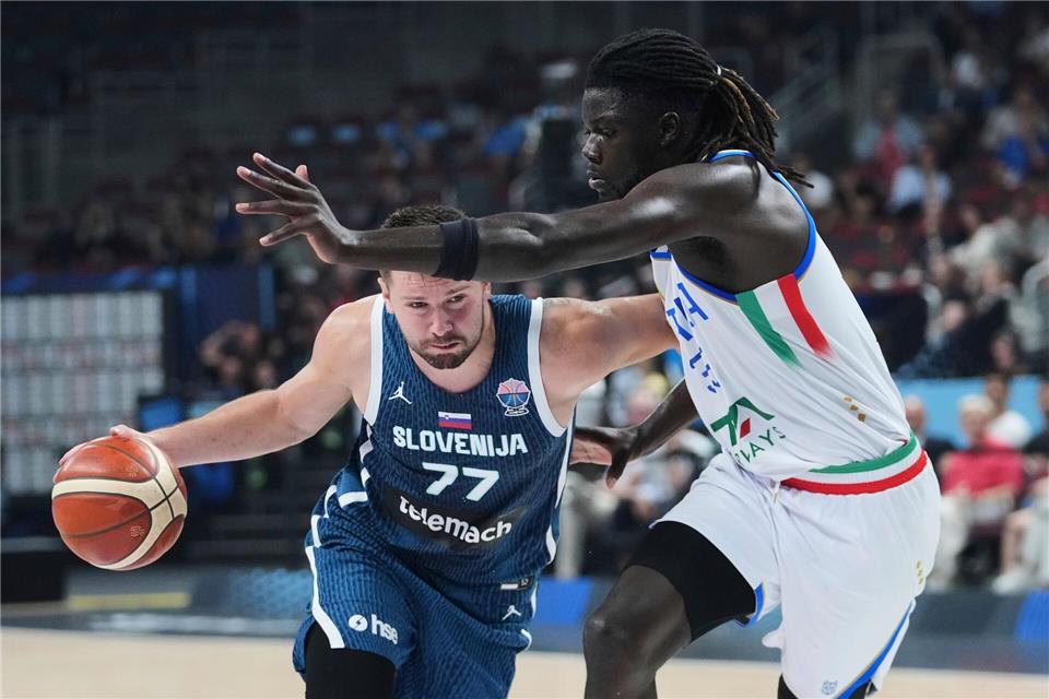 Luka Doncic (l) erzielte beim Sieg gegen Italien 42 Punkte für Slowenien.Sergei Grits/AP/dpa