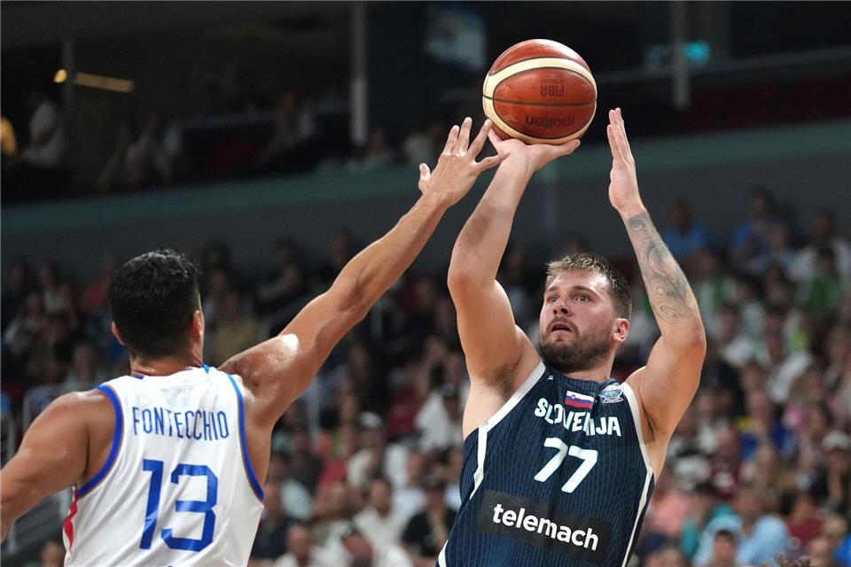 Luka Doncic (r) ist mit Slowenien deutscher Viertelfinalgegner bei der EM.Sergei Grits/AP/dpa