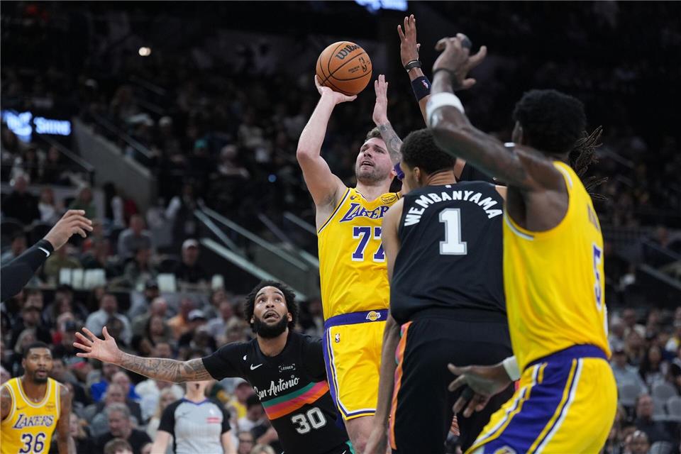 Luka Doncic verlor trotz starker Leistung mit den Los Angeles Lakers gegen San Antonio.Eric Gay/AP/dpa