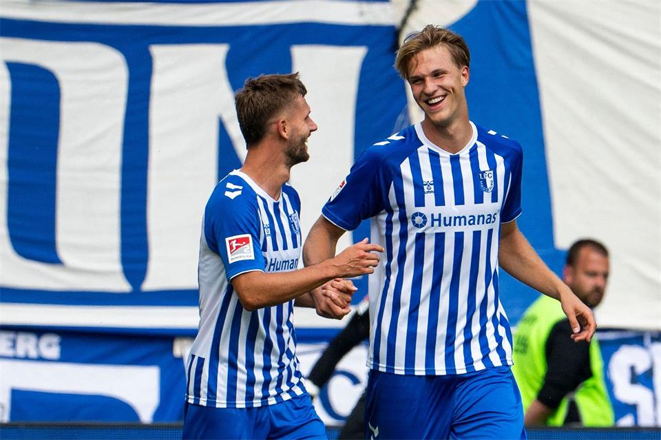 Luka Hyryläinen (r) erzielte beim 2:0 sein erstes Profitor.Julius Frick/dpa