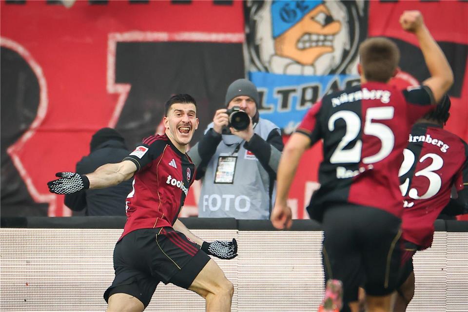 Luka Lotschoschwili (l) bejubelt sein erstes Tor für Nürnberg.Daniel Karmann/dpa