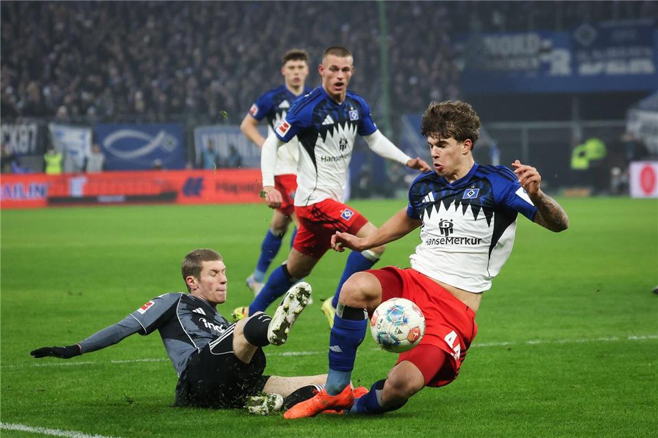 Luka Vuskovic (Hamburger SV, r) und Elias Baum (Eintracht Frankfurt) kämpfen um den Ball.Christian Charisius/dpa