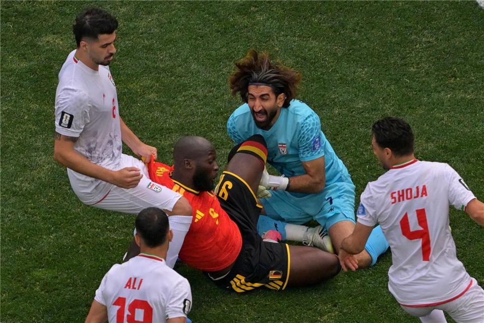 Lukaku spielte von Beginn an und holte sich früh eine Gelbe Karte ab für dieses Foul.Jayne Kamin-Oncea/AP/dpa