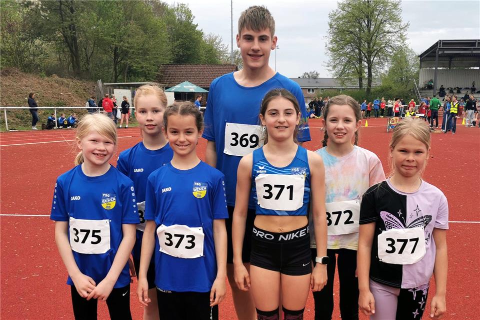 Lukas Bruns (Mitte) war der im wahrsten Wortsinn herausragende Leichtathlet bei der TSG Reken beim Bahneröffnungssportfest in Dülmen: