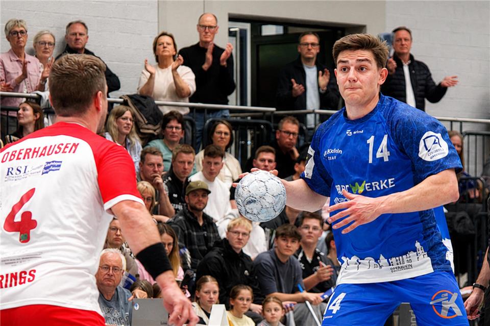 Lukas Dahlhaus (rechts) hat hier den ehemaligen Zweitliga-Profi Merten Krings vor der Nase. Der TV Borken verkaufte sich teuer gegen den Oberliga-Aufsteiger SC Rot-Weiß Oberhausen.