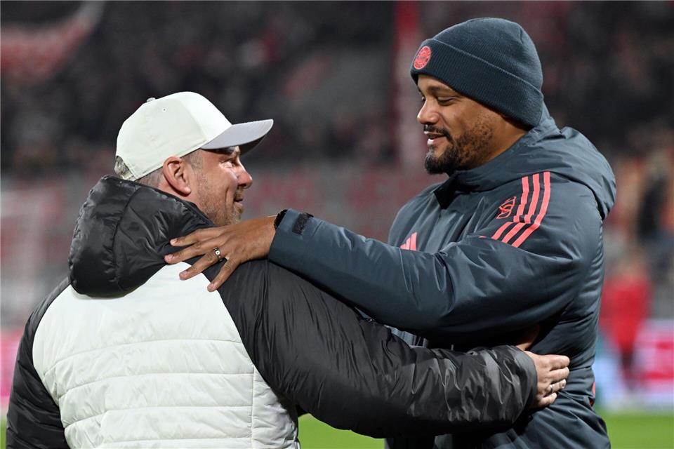 Lukas Kwasniok (l.) staunt über die Leistungsstärke von Vincent Kompanys (r.) Bayern.Federico Gambarini/dpa