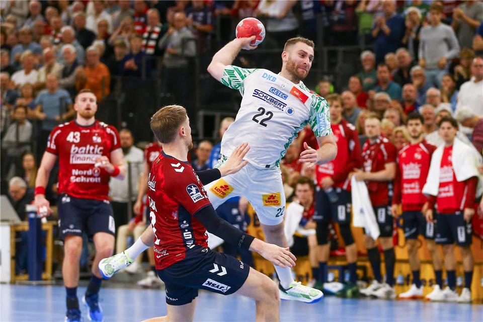 Lukas Mertens und die Bundesliga-Handballer des SC Magdeburg lösten die Pflichtaufgabe bei GWD Minden souverän.Michael Hundt/dpa