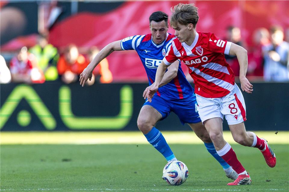 Lukas Michelbrink (r) schaffte mit Cottbus den Aufstieg. (Archivbild)Frank Hammerschmidt/dpa