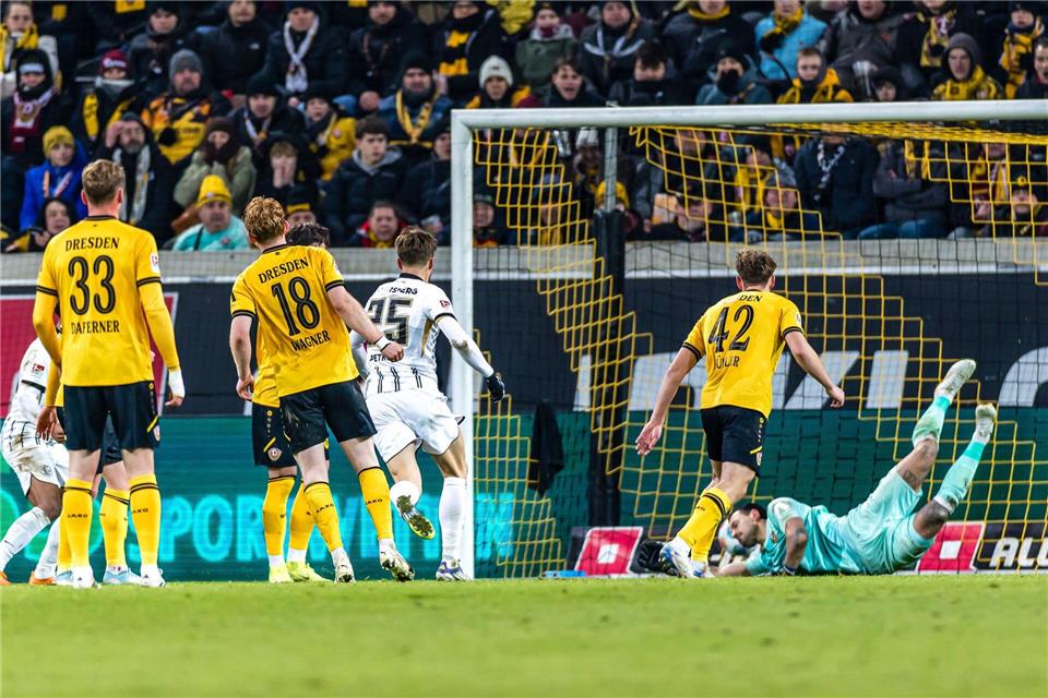 Lukas Petkov (SV 07 Elversberg, M) schießt zum 1:2Frank Hammerschmidt/dpa