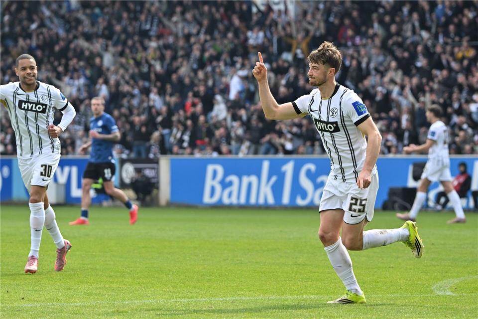 Lukas Petkov (r) ist der beste Torschütze im aktuellen SVE-Team. (Archivbild)Harald Tittel/dpa