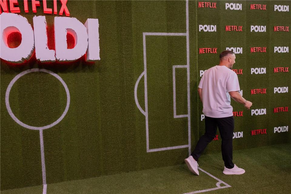 Lukas Podolski verlässt den grünen Rasen - aber für wie lange?Rolf Vennenbernd/dpa