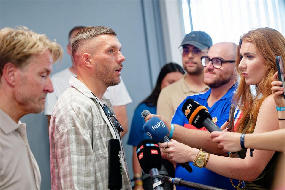 Lukas Podolski warnte Kritiker deutlich vor weiteren Beleidigungen.Uwe Anspach/dpa