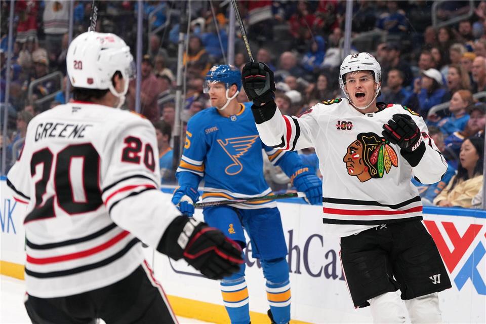 Lukas Reichel (r) erzielte erstmals zwei Tore in einem NHL-Spiel.Jeff Roberson/AP/dpa