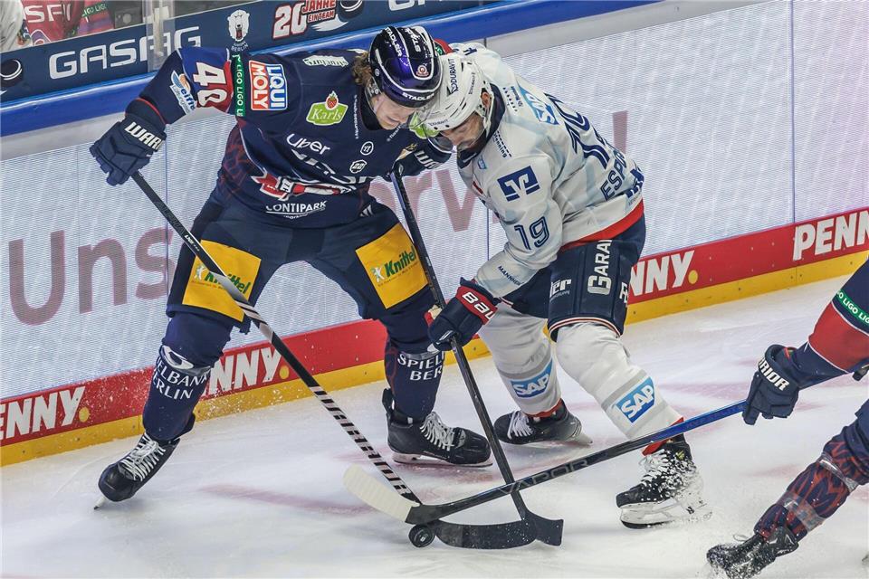Luke Esposito (r) hat seinen Vertrag bei den Adlern verlängert. (Archivbild)Andreas Gora/dpa