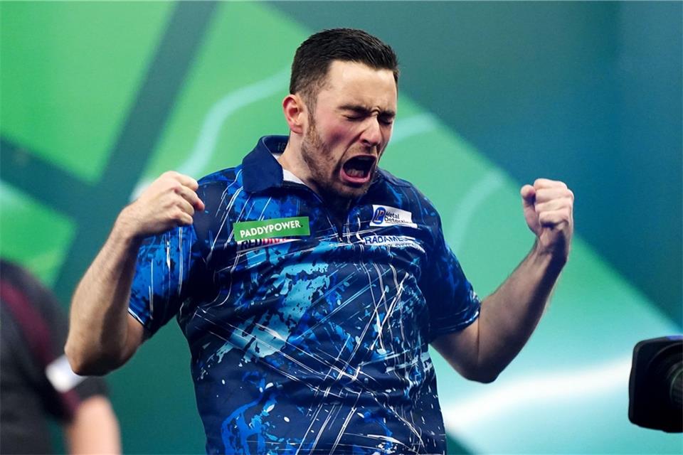 Luke Humphries jubelt nach seinem Sieg.