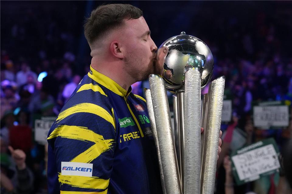 Luke Littler feiert den WM-Titel.Dave Shopland/AP/dpa