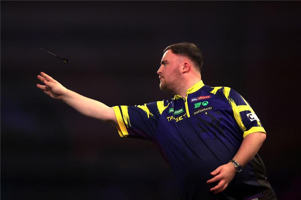 Luke Littler glänzt gegen den Österreicher Suljovic.Steven Paston/PA Wire/dpa