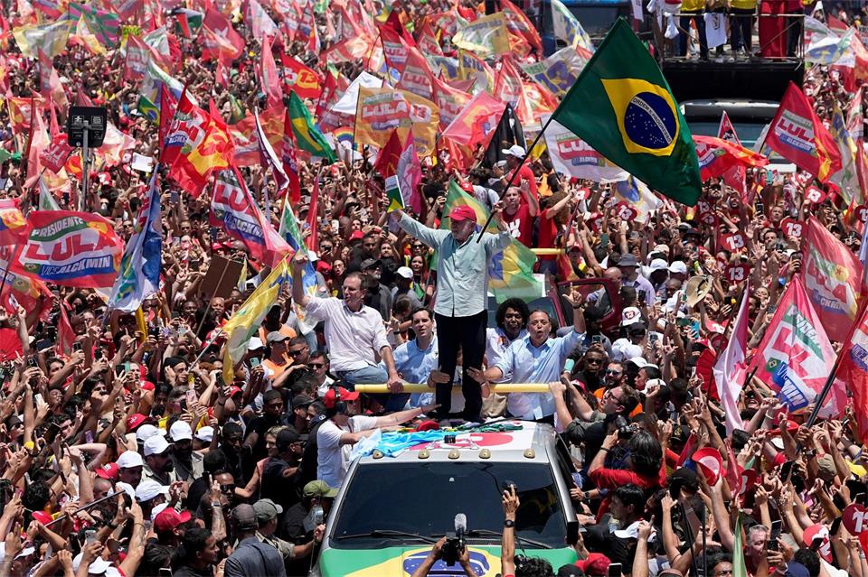 Lula mobilisiert zum letzten Mal vor der Stichwahl die Massen.Silvia Izquierdo/AP/dpa