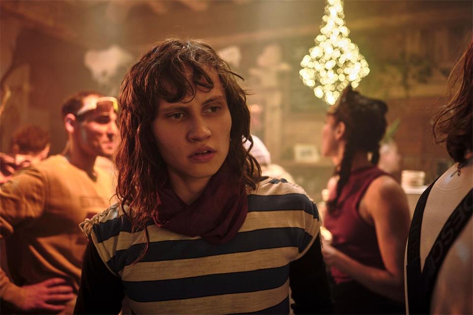 Luna Jordan spielt in der ZDF-Serie „Wake Up“ die Hauptrolle der Emilia, die sich aus Schuldgefühlen einer futuristischen Therapie unterzieht.Oliver Oppitz/ZDF/dpa