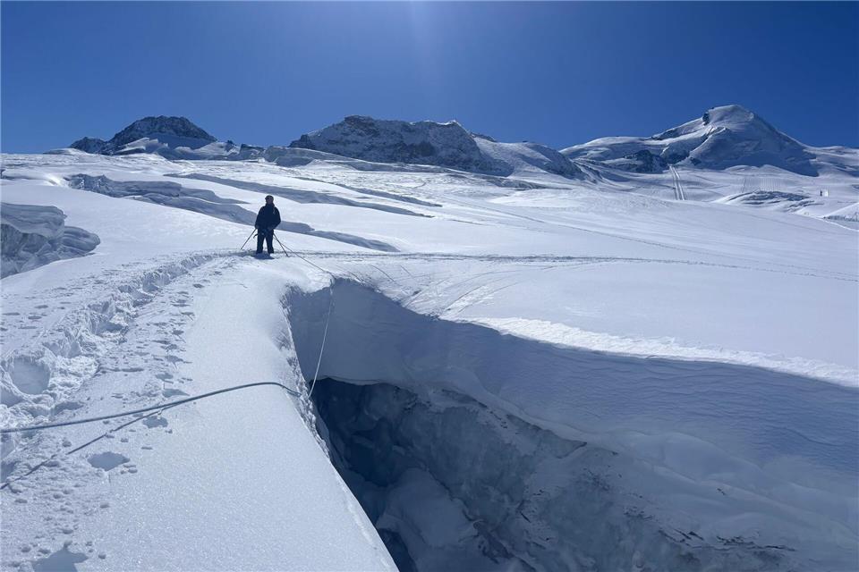 Lust auf Abenteuer? Einzeln nacheinander überquert die kleine Seilschaft diese Gletscherspalte - die kleine Brücke besteht ausschließlich aus Schnee. Nathalie Helene Rippich/dpa-tmn