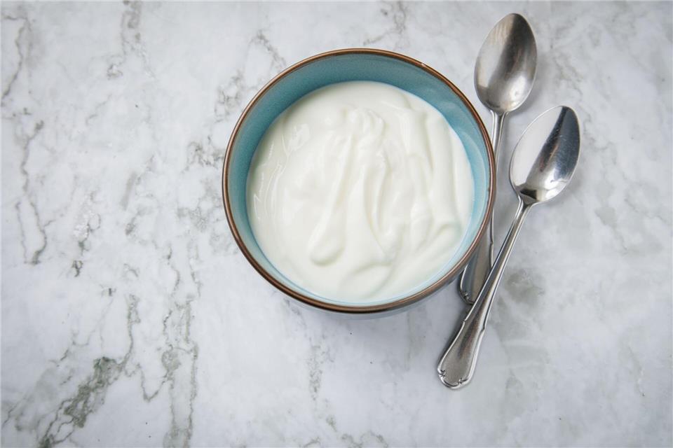 Lust auf eigenen Quark? Dafür benötigt Milch nur etwas Säure, etwa Buttermilch. Nur noch erhitzen, ausflocken lassen und über Nacht abseihen.  picture alliance / dpa-tmn