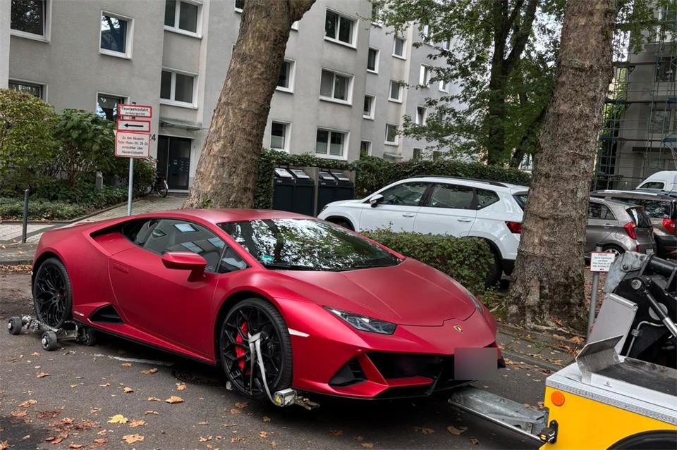 Luxus-Sportwagen am „Haken“: Finanziert auf Kosten schwer kranker Kinder? Polizei Düsseldorf/dpa