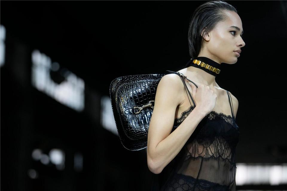EU-Millionenstrafe gegen Gucci, Chloé und Loewe Luxusmodemarken müssen eine EU-Millionenstrafe zahlen. (Symbolbild) Luca Bruno/AP/dpa