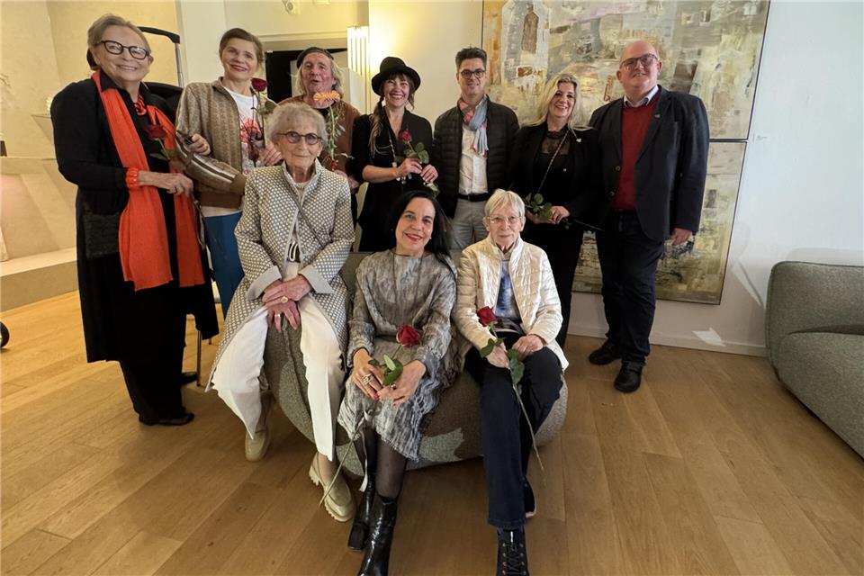 Luzie Hetkamp (vorne li.), die Künstler, Bürgermeister Dirk Kuhmann, Maria Kowalsky, die Vorsitzende des Ortsmarketing und Arno Brömmel, stellvertretender Vorsitzende des Vereins und stellvertretender Bürgermeister haben die Ausstellung eröffnet.