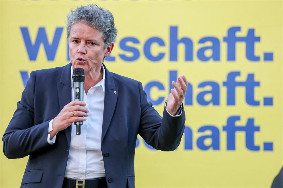 Lydia Hüskens, Spitzenkandidatin der FDP, spricht beim Wahlkampfabschluss der Partei vor der Landtagswahl in Sachsen-Anhalt.Jan Woitas/dpa