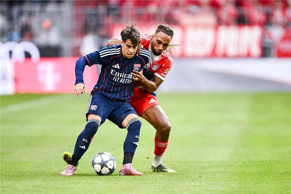 Lyons Afonso Moreira im Zweikampf mit Bayern Münchens Sascha Boey in einem Testspiel im vergangenen August.Harry Langer/dpa